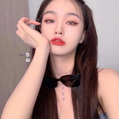 穿条纹衣的男孩